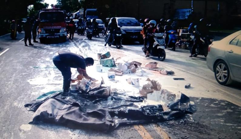 Pecah Ban Truk Terguling Di Jalan Solo Semarang Ratusan Kaleng Cat Tumpah Berserakan 6151