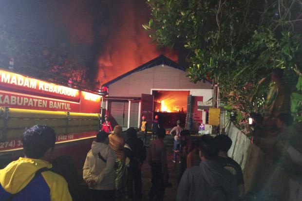 Breaking News! Gudang Cat di Kasihan Bantul Terbakar Hebat