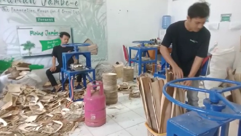 title Kisah Inspiratif Mahasiswa Jambi, Ubah Pelepah Pinang Jadi Piring dan Mangkuk Kisah Inspiratif Mahasiswa Jambi, Ubah Pelepah Pinang Jadi Piring dan Mangkuk