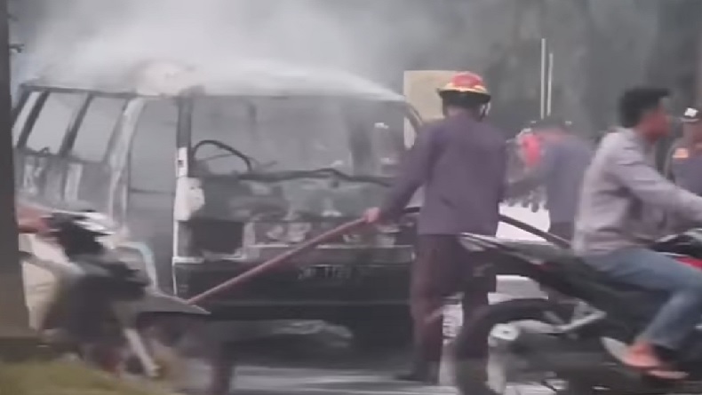 title Mitsubishi L300 Terbakar di Depan SPBU Kota Medan usai Isi BBM, Warga Panik Mitsubishi L300 Terbakar di Depan SPBU Kota Medan usai Isi BBM, Warga Panik