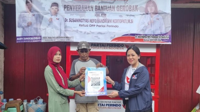 Dorong UMKM Naik Kelas, Partai Perindo Bagikan Gerobak kepada Pedagang di Pasar Baledono