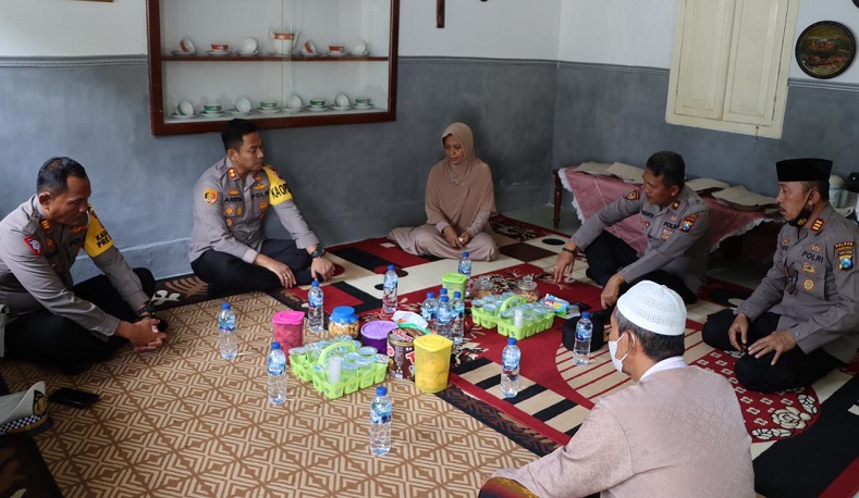 Kapolri-Kapolda Jatim Santuni Keluarga Korban Tragedi Kanjuruhan di Probolinggo