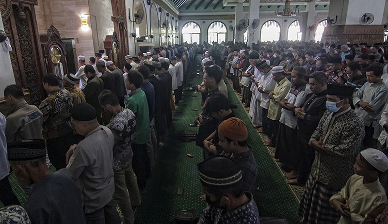 Ribuan Jemaah Sholat Gaib di Semarang Doakan Korban Tragedi Kanjuruhan - Bagian 1