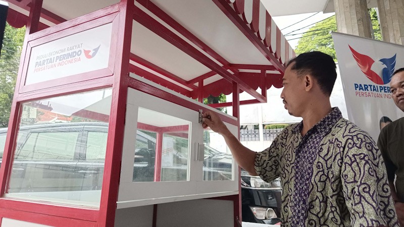 Partai Perindo Serahkan Bantuan Modal dan Gerobak UMKM - Bagian 2