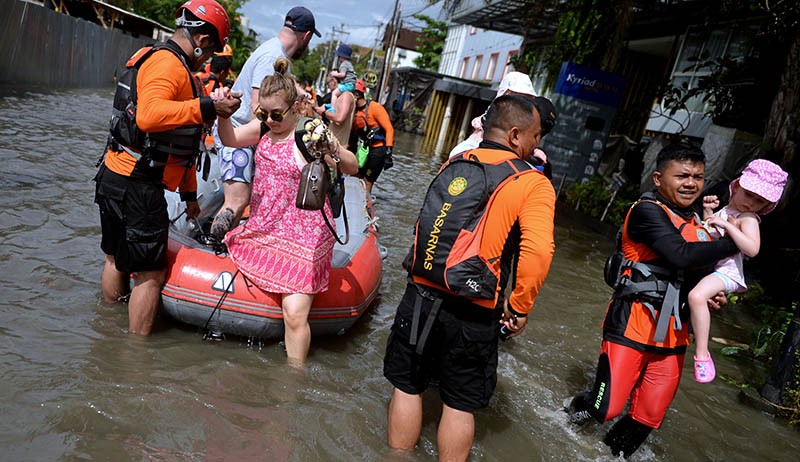 Foto-Foto Bule Dievakuasi dengan Perahu Karet saat Banjir di Seminyak Bali - Bagian 3