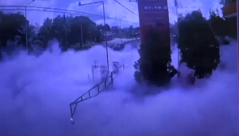 APAR SPBU di Kutai Barat Meledak, Asap Putih Selimuti Jalan