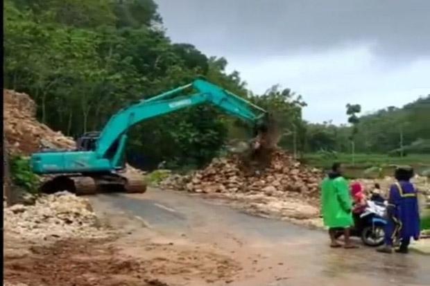 title  Bikin Macet, Tanah Longsor di TPR Pantai Krakal Mulai Dibersihkan   Bikin Macet, Tanah Longsor di TPR Pantai Krakal Mulai Dibersihkan