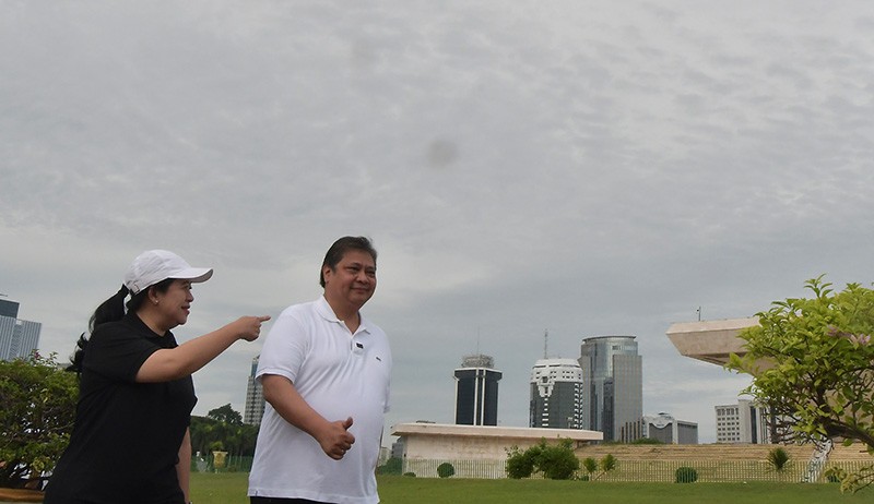 Momen Puan Maharani - Airlangga Hartarto Jalan Santai Sambil Bahas Pemilu 2024 - Bagian 1