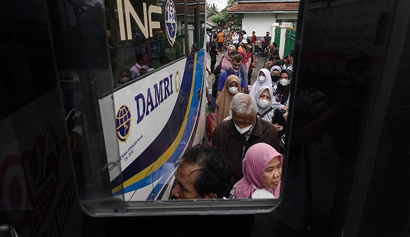 Rel Ambles akibat Banjir di Jateng, Penumpang Kereta Dipindah ke Bus - Bagian 2