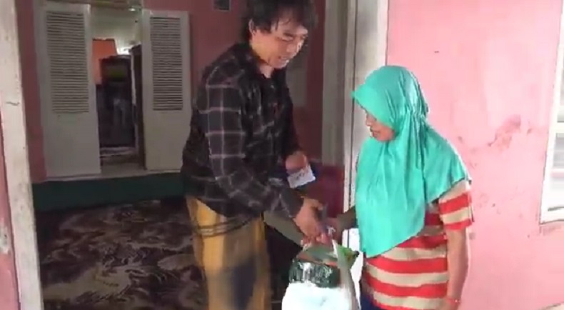 Kenang Anak, Orang Tua Korban Tragedi Kanjuruhan Sedekahkan Santuan Rp100 Juta untuk Yatim Piatu 