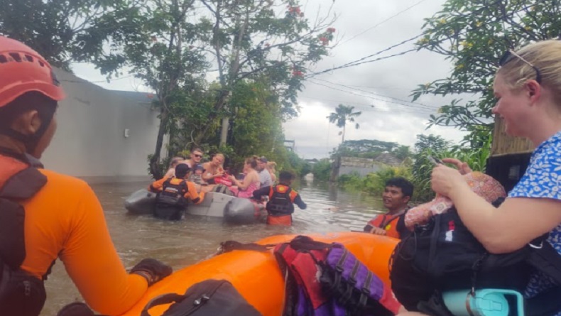 153 Wisatawan Asing di Kuta Bali Terjebak Banjir Dievakuasi, Begini Penampakannya