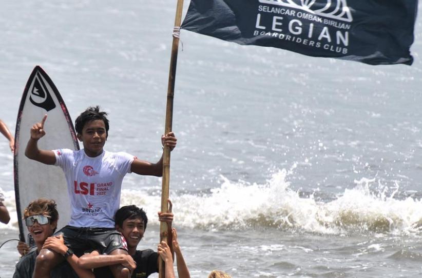 Made Balon Juara Divisi Junior Boys Liga Surfing Indonesia 2022 - Bagian 1