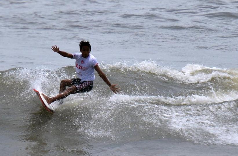 Keren, Surfing Bakal Jadi Ekstrakurikuler di SD-SMP Pesisir Barat
