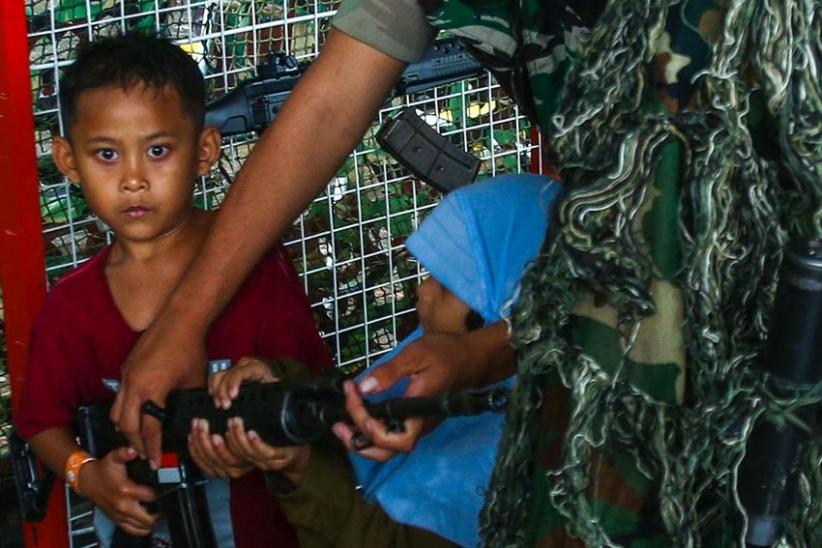 Potret Antusiasme Warga Palembang Saksikan Pameran Alutsista TNI  - Bagian 6