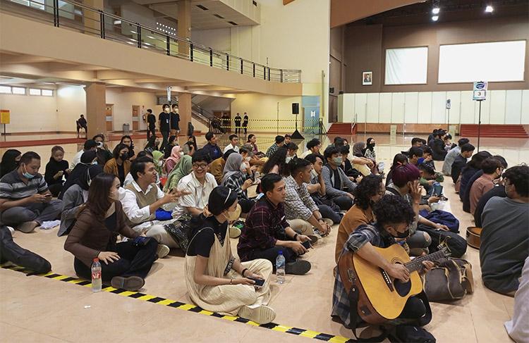 Antre Berjam-jam, Ribuan Peserta Audisi Indonesia Idol di Yogyakarta Tetap Semangat   