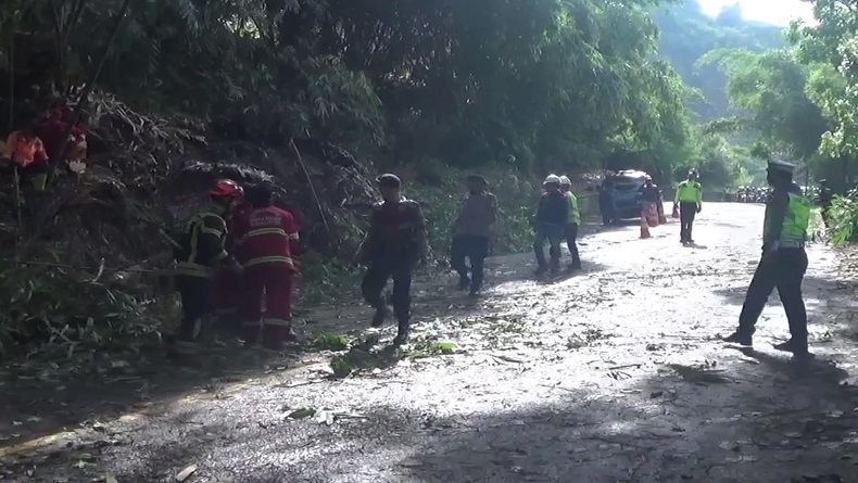  Longsor Terjang Jalur Wisata Ciwidey Bandung, Kendaraan Wisatawan Tersendat