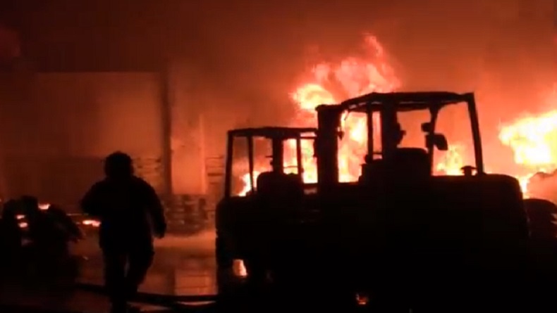 title Kebakaran Hebat Pabrik Karet di Surabaya, 18 Armada Damkar Dikerahkan Kebakaran Hebat Pabrik Karet di Surabaya, 18 Armada Damkar Dikerahkan