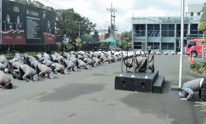 Polisi di Malang Sujud Massal, Kapolresta: Kita Bersama-Sama Mohon Ampun