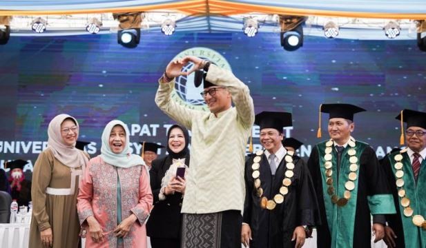 Orasi Ilmiah di Unhas Jombang, Ini Pesan Sandiaga Uno kepada Ratusan Wisudawan