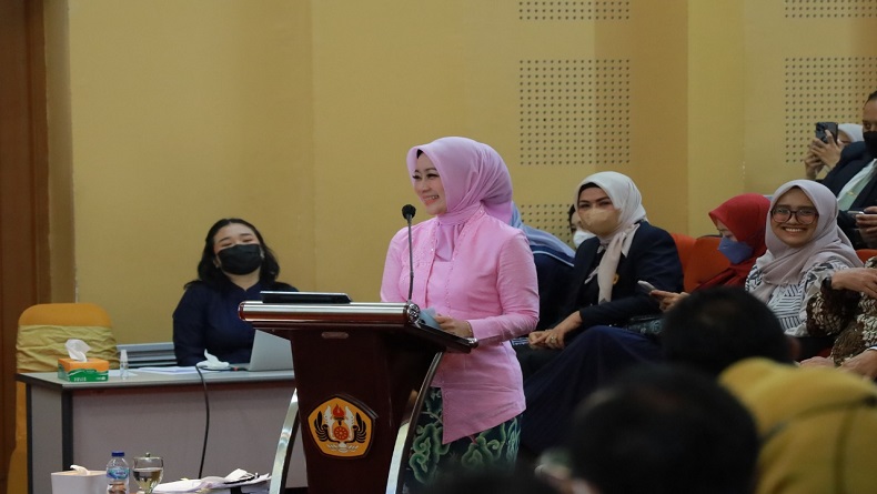 title Atalia Praratya Raih Gelar Doktor dengan Predikat Cumlaude Berkat Sekoper Cinta Atalia Praratya Raih Gelar Doktor dengan Predikat Cumlaude Berkat Sekoper Cinta
