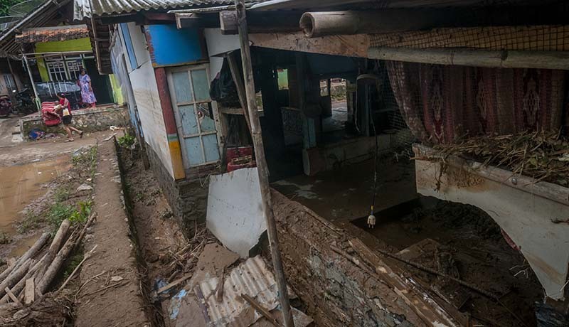 Banjir Bandang Terjang Bayah Lebak, Puluhan Rumah Rusak - Bagian 3
