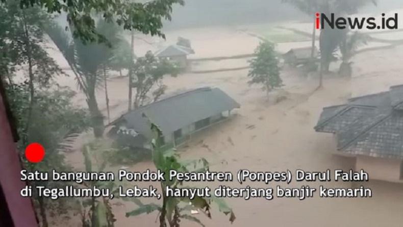 Terekam Video Detik-Detik Bangunan Ponpes Darul Falah Lebak Terseret Derasnya Banjir