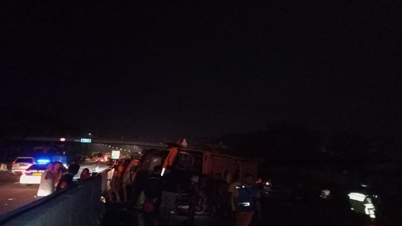 Bus Tabrak Pembatas Jalan di Tol Kejapanan arah Sidoarjo, 3 Penumpang Tewas 6 Luka Berat
