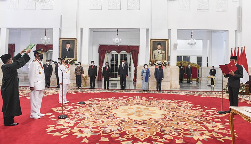 Presiden Jokowi Lantik Sri Sultan HB X sebagai Gubernur DIY - Bagian 3