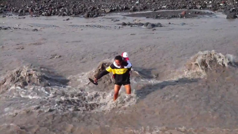 Demi Ikut Ujian, Murid SD di Lumajang Terpaksa Seberangi Aliran Lahar Dingin Gunung Semeru