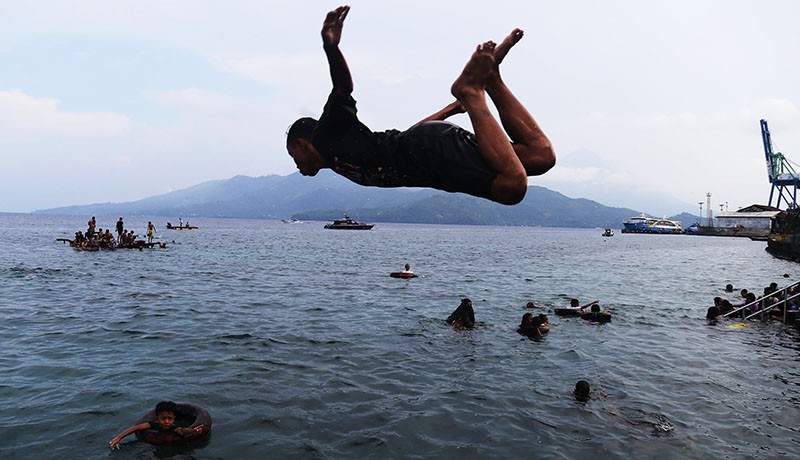 Serunya Berenang di Pantai Falajawa Kota Ternate - Bagian 1