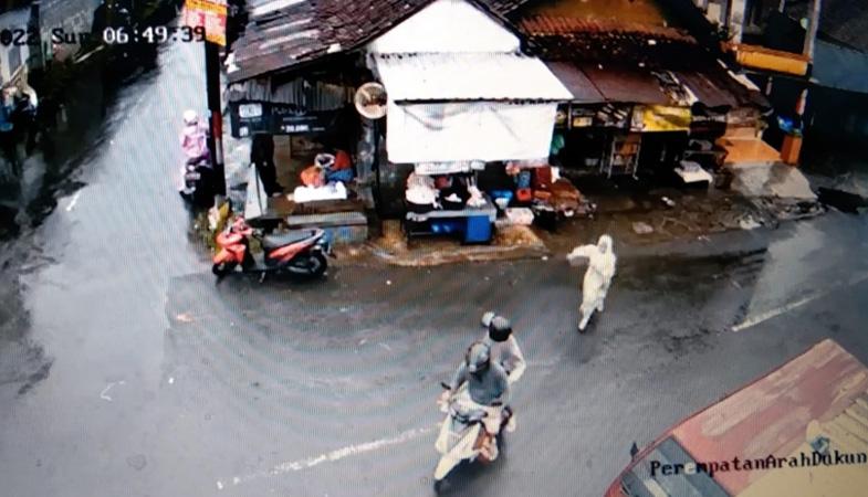 title Terekam CCTV, Suami Istri Tepergok Curi Tas Berisi Uang Rp6,9 Juta di Toko Kelontong Magelang Terekam CCTV, Suami Istri Tepergok Curi Tas Berisi Uang Rp6,9 Juta di Toko Kelontong Magelang