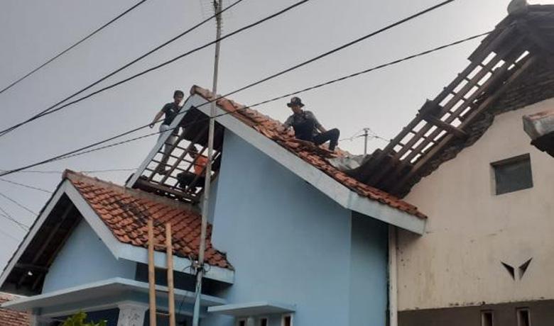 title Angin Kencang Terjang Tegal, Puluhan Rumah Warga Rusak dan Pohon Tumbang Angin Kencang Terjang Tegal, Puluhan Rumah Warga Rusak dan Pohon Tumbang