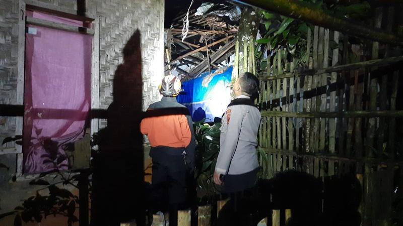 title Gempa Banten 5,5 Magnitudo Akibatkan 2 Rumah di Nagrak Sukabumi Rusak Gempa Banten 5,5 Magnitudo Akibatkan 2 Rumah di Nagrak Sukabumi Rusak