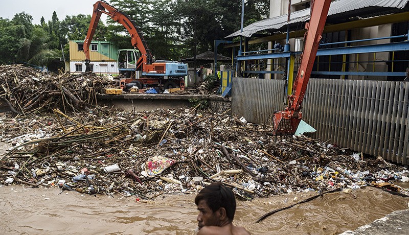Ribuan Meter Kubik Sampah Menumpuk di Pintu Air Manggarai - Bagian 2