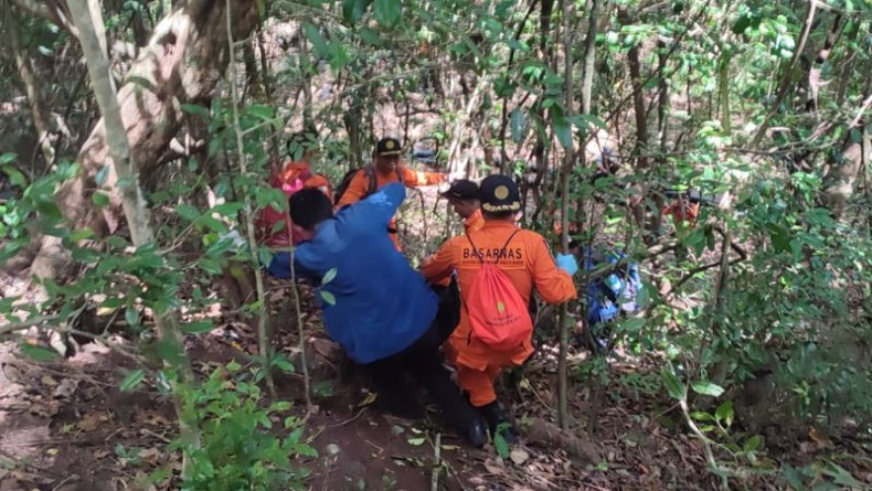 title Pria Hilang saat Cari Madu Ditemukan Tewas di Tengah Hutan Lotim Pria Hilang saat Cari Madu Ditemukan Tewas di Tengah Hutan Lotim