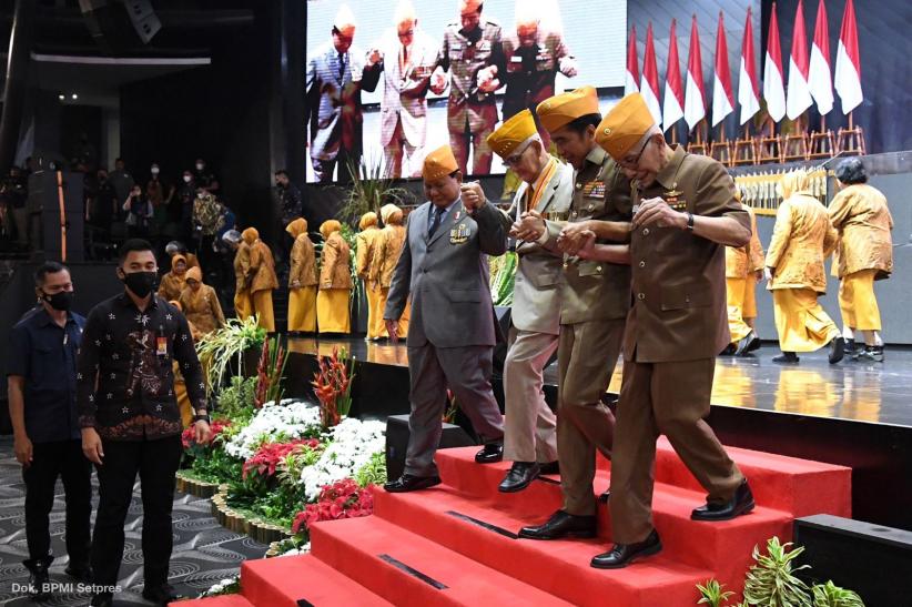 Momen Prabowo dan Jokowi Kompak Tuntun Try Sutrisno dan Ketum Legiun Veteran - Bagian 2