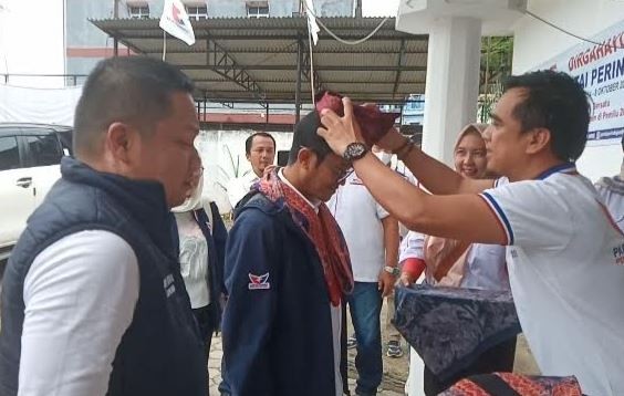 Kunjungi Kantor DPD Perindo Jambi, Sekjen Perindo Ahmad Rofiq Diberi Lacak
