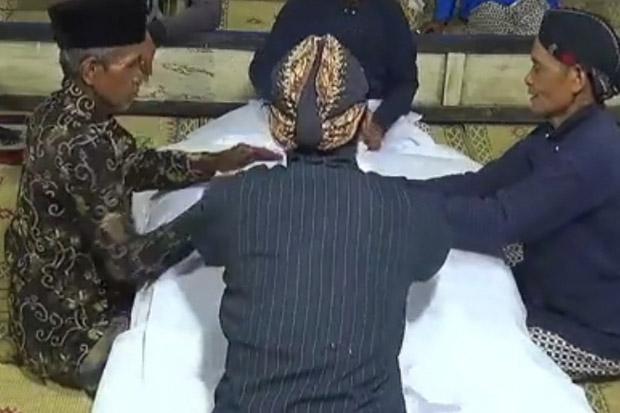 title Tradisi Pembukaan Cupu Panjolo, Cara Warga Gunungkidul Memprediksi Masa Depan Tradisi Pembukaan Cupu Panjolo, Cara Warga Gunungkidul Memprediksi Masa Depan