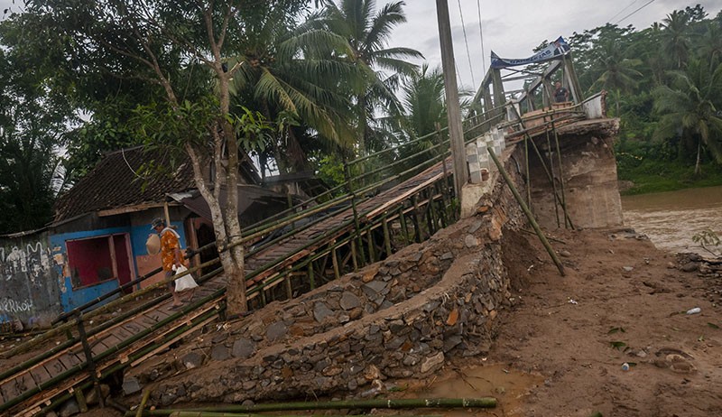 Jembatan Penghubung Antarkecamatan Rusak Diterjang Banjir Bandang di Lebak - Bagian 2