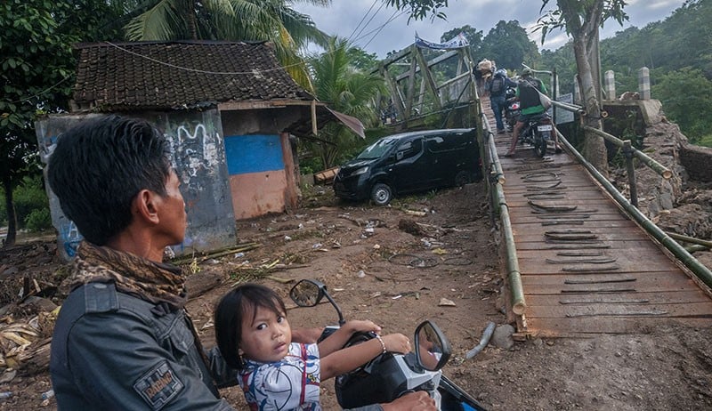 Jembatan Penghubung Antarkecamatan Rusak Diterjang Banjir Bandang Di Lebak