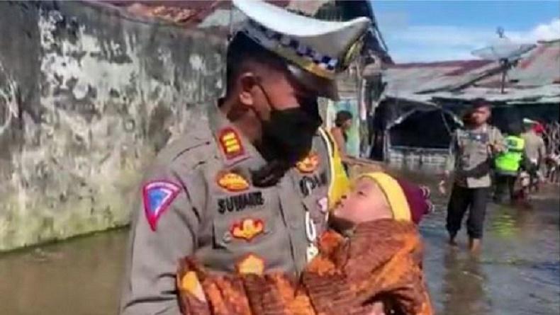 Aksi Heroik Perwira Polisi Bantu Evakuasi Bayi 11 Bulan Korban Banjir di Singkawang