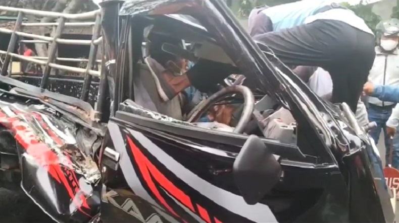 title Tabrakan Beruntun Truk dan Pikap di Lamongan, 2 Penumpang Luka Terjepit  Tabrakan Beruntun Truk dan Pikap di Lamongan, 2 Penumpang Luka Terjepit
