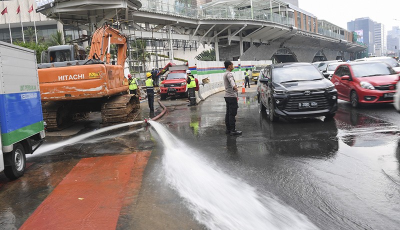 Pipa Air PAM Bocor, Kawasan Bundaran HI Tergenang - Bagian 3