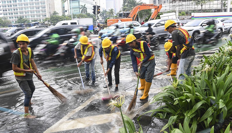 Pipa Air PAM Bocor, Kawasan Bundaran HI Tergenang - Bagian 2