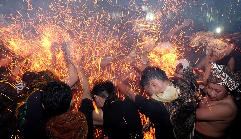 Foto Perang Api Diikuti Puluhan Pemuda Bali