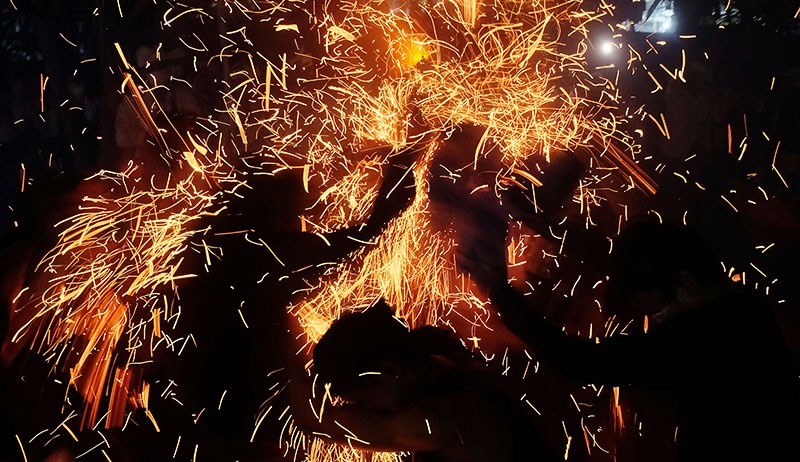 Foto Perang Api Diikuti Puluhan Pemuda Bali - Bagian 2