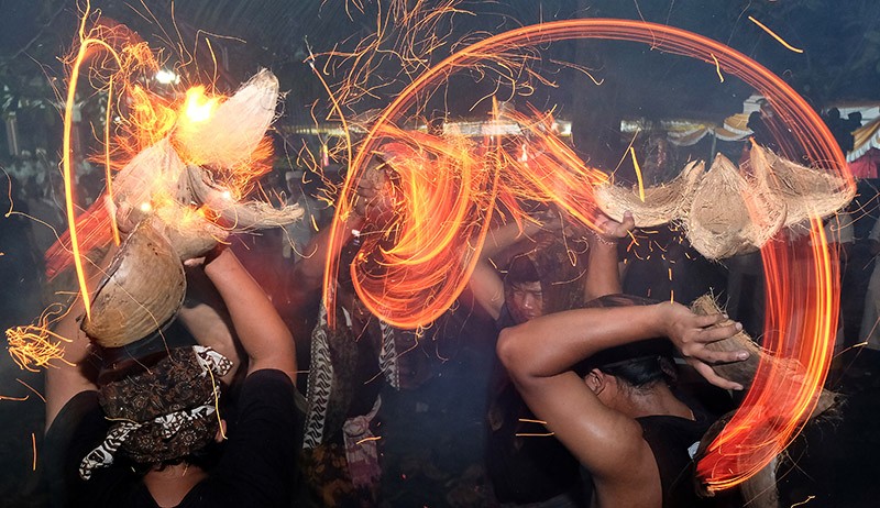 Foto Perang Api Diikuti Puluhan Pemuda Bali - Bagian 3