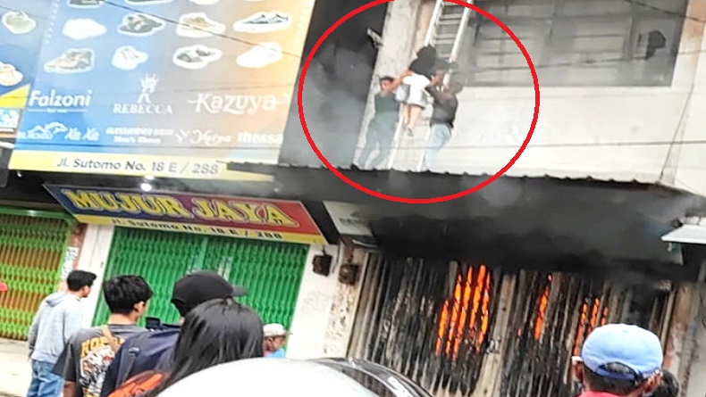 Ruko Berjualan Sepatu di Pasar Sambu Medan Terbakar, Penghuni Dievakuasi Pakai Tangga