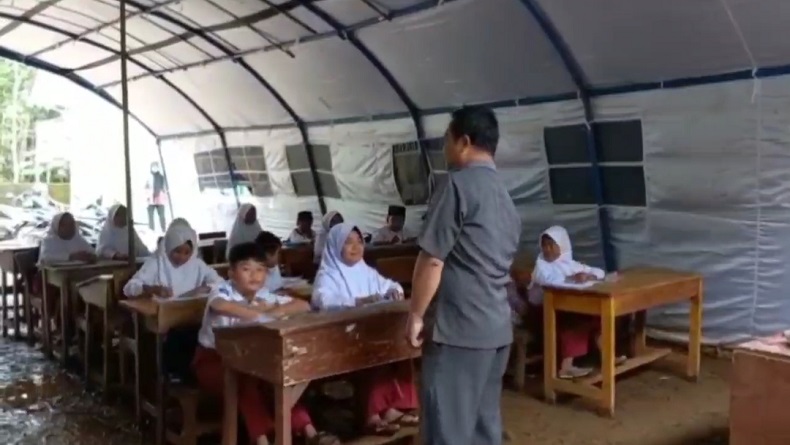 Miris, Sekolah Ambruk, Siswa SD Tasikmalaya Belajar di Tenda, Becek, dan Berlumpur