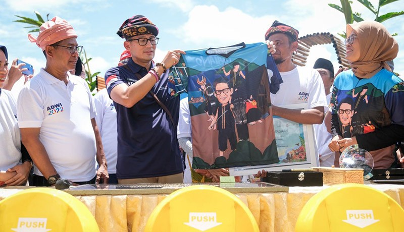 Dipasangkan Capres-Cawapres 2024, Sandiaga Uno Ingat Pesan Jokowi: Konsentrasi, Hadir di Tengah Masyarakat - Bagian 2